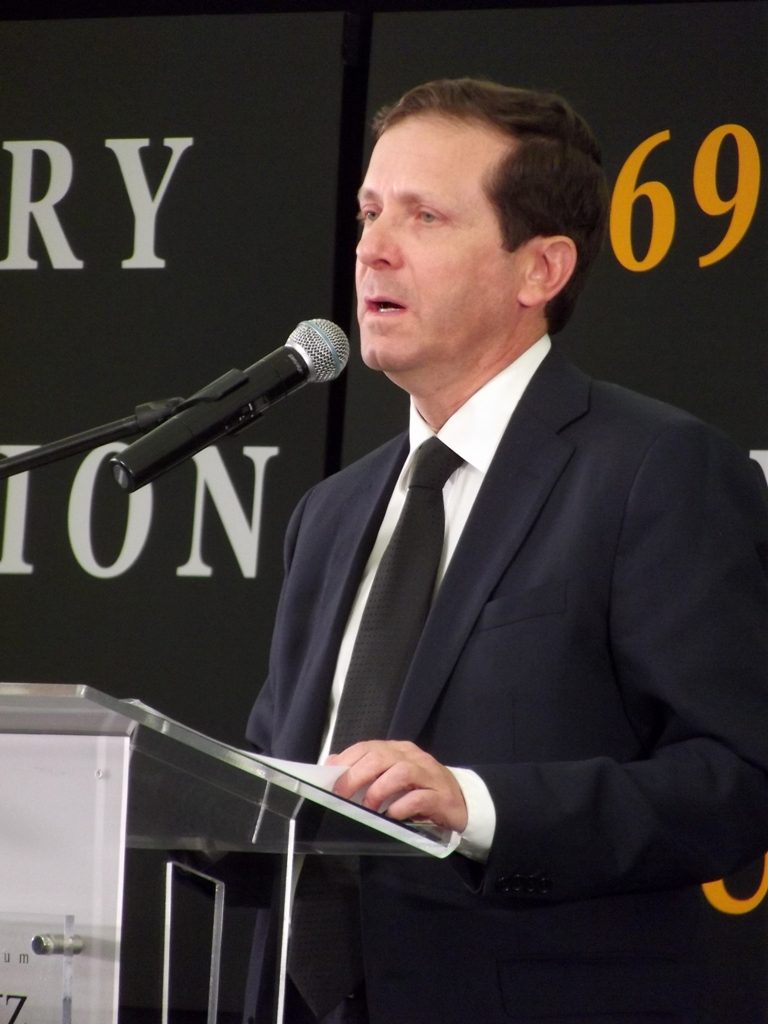 “Les arguments se taisent dans les cimetières”: Herzog appelle à l’unité lors du discours de Yom Hazikaron