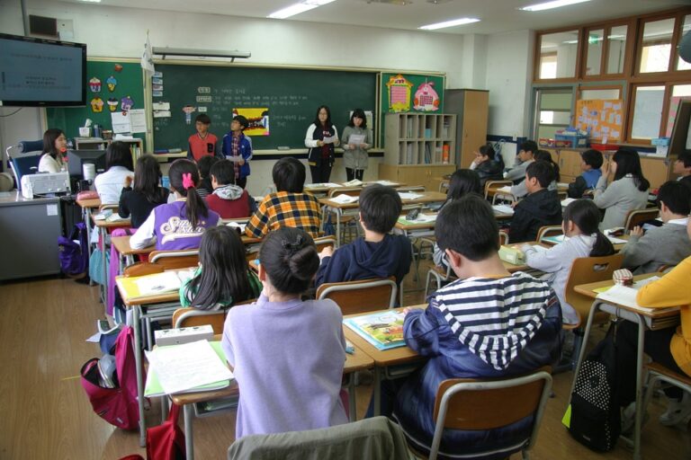 Une enseignante menace les élèves Juifs de sa classe de les envoyer dans les chambres à gaz si ils ne font pas leurs devoirs