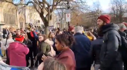 Vidéo : Des étudiants juifs britanniques protestant contre Corbyn ciblés avec du vitriol antisémite par des partisans du Labour