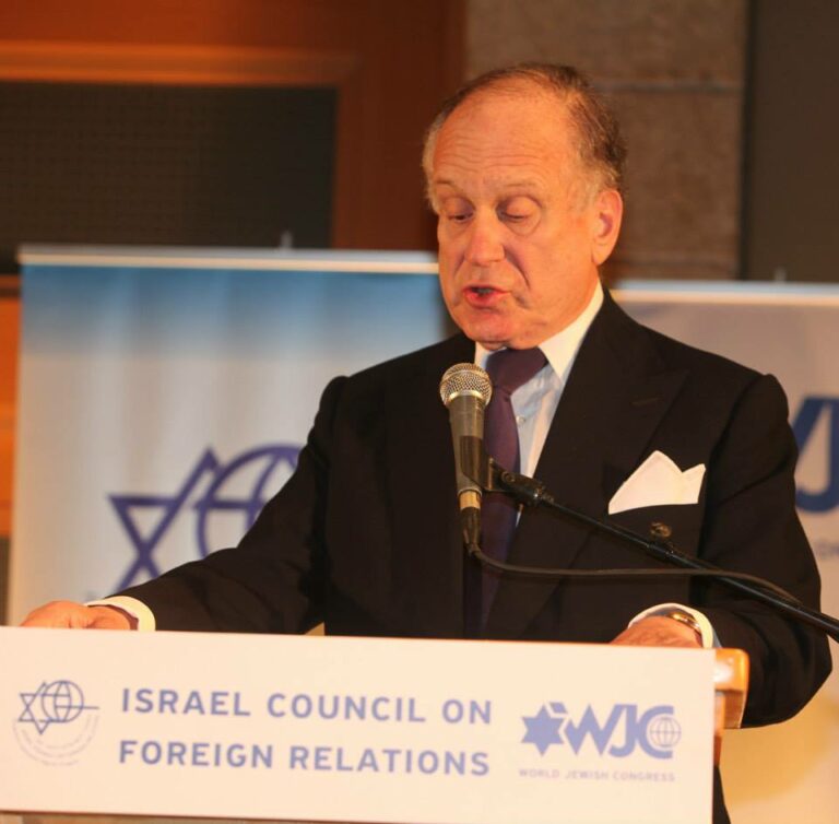Ron Lauder établira une agence de contrôle de l’antisémitisme à laquelle il fournira 25 millions de dollars