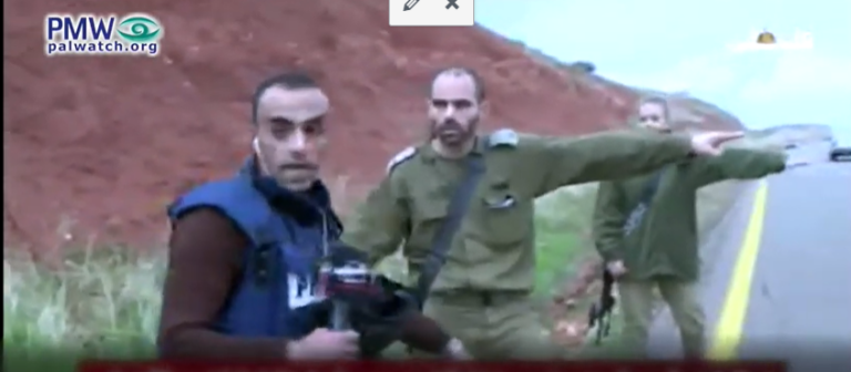 Un journaliste palestinien diabolise un soldat israélien quelques secondes après que le soldat l’ait protégé, lui et d’autres journalistes