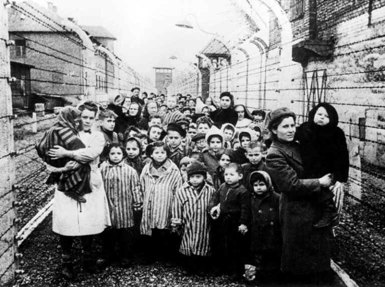Saul Friedländer : ” Comparer l’Holocauste aux autres crimes violents de l’histoire est un crime fondamental…