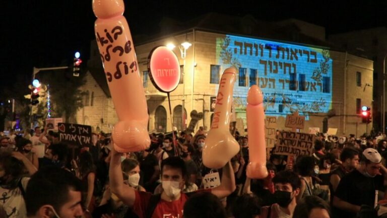Sarah Netanyahu dépose une plainte auprès de la police pour agression sexuelle suite à la manifestation odieuse des gauchistes
