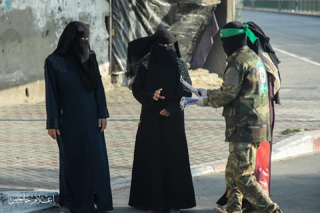 Le Hamas publie des photos de terroristes masqués distribuant des masques à des femmes masquées :)