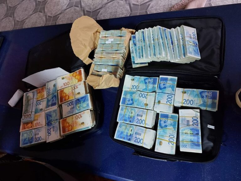 Un chien policier trouve environ 2 millions de shekels dans le placard d’un banquier clandestin de Kafr Qasem