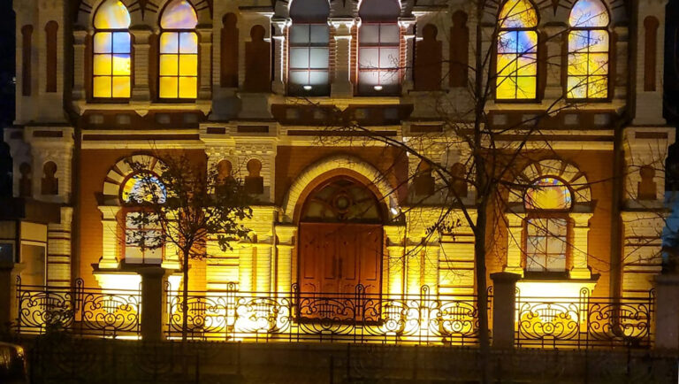 Les synagogues européennes gardent leurs lumières allumées pour marquer les pogroms de Kristallnacht de 1938