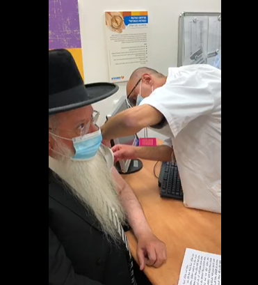 Le rabbin d’Elad, Mordechai Malka fait une prière spéciale avant la vaccination