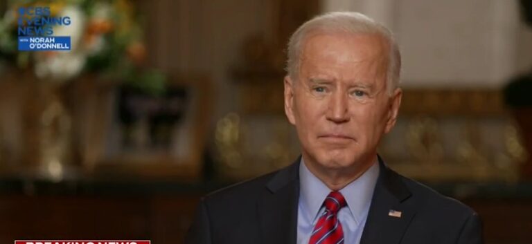 Vidéo : Biden interdit Trump de recevoir les renseignements classifiés comme le veut la tradition des anciens présidents