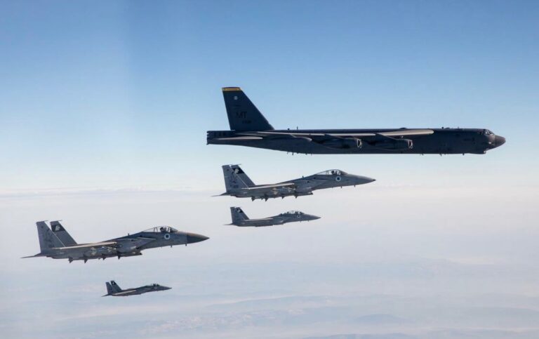 Un message à l’Iran? Des avions de combat de Tsahal ont escorté un bombardier américain dans le ciel d’Israël