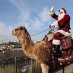 Apres un saut en parachute depuis le Liban, le Père Noël sauvé par un chameau de Jérusalem