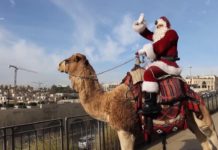 Apres un saut en parachute depuis le Liban, le Père Noël sauvé par un chameau de Jérusalem