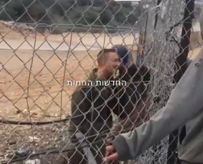 Gravissime : Un soldat est vu sur une vidéo laissant passer illégalement des palestiniens en territoire israélien