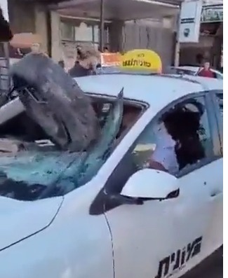 Un chauffeur de taxi israélien est presque lynché à Naplouse : Les réactions arabes sont étonnamment mitigées