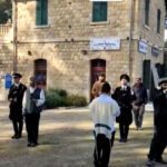 Surréaliste : des nazis et des juifs priant Minha