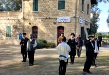 Surréaliste : des nazis et des juifs priant Minha