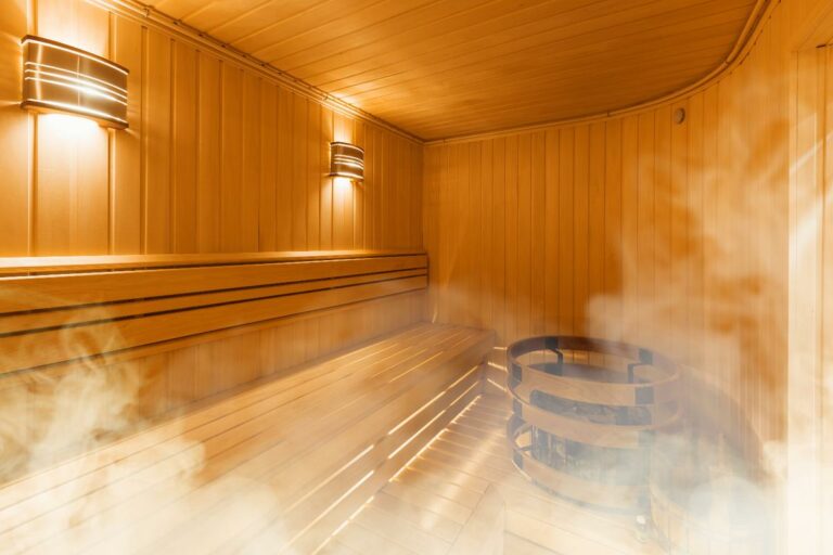 Un visiteur du country club de Petah Tikva évacué du sauna dans un état critique